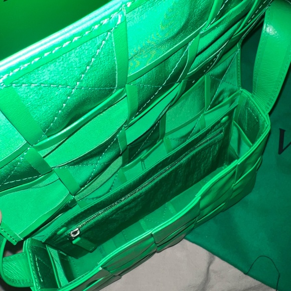 Bottega Veneta Intrecciato Paper Leather Messenger Bag in Parakeet - Picture 11 of 12